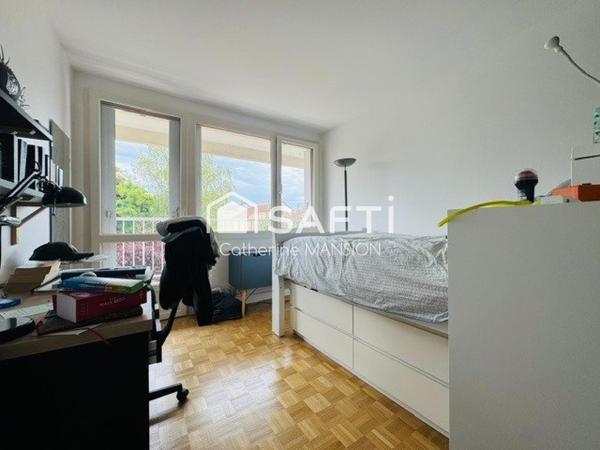 A vendre à Reims, appartement traversant, lumineux et spacieux, 4 chambres , balcons, cave et garage