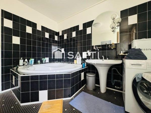 A vendre à Reims, appartement traversant, lumineux et spacieux, 4 chambres , balcons, cave et garage