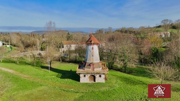 Ensemble immobilier avec terrain clos, maison, grange, garages et moulin Penne-d'Agenais (47140)