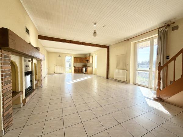 Ensemble immobilier avec terrain clos, maison, grange, garages et moulin Penne-d'Agenais (47140)