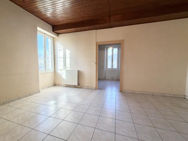 Ensemble immobilier avec terrain clos, maison, grange, garages et moulin Penne-d'Agenais (47140)