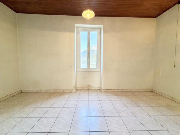 Ensemble immobilier avec terrain clos, maison, grange, garages et moulin Penne-d'Agenais (47140)