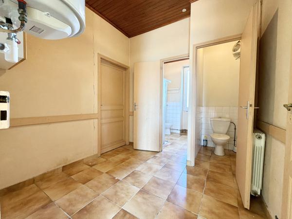 Ensemble immobilier avec terrain clos, maison, grange, garages et moulin Penne-d'Agenais (47140)