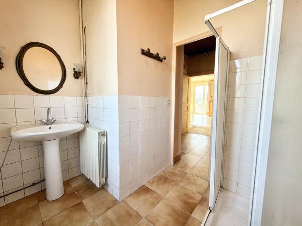 Ensemble immobilier avec terrain clos, maison, grange, garages et moulin Penne-d'Agenais (47140)