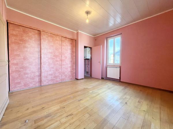 Ensemble immobilier avec terrain clos, maison, grange, garages et moulin Penne-d'Agenais (47140)