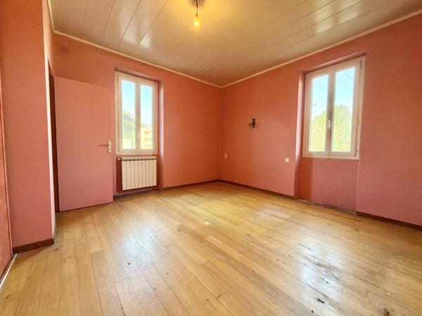 Ensemble immobilier avec terrain clos, maison, grange, garages et moulin Penne-d'Agenais (47140)