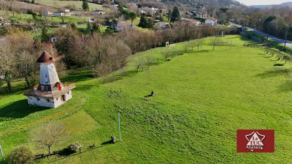 Ensemble immobilier avec terrain clos, maison, grange, garages et moulin Penne-d'Agenais (47140)