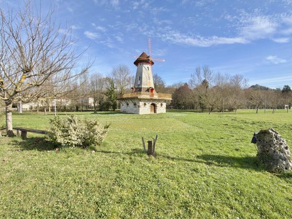 Ensemble immobilier avec terrain clos, maison, grange, garages et moulin Penne-d'Agenais (47140)