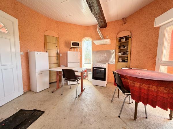 Ensemble immobilier avec terrain clos, maison, grange, garages et moulin Penne-d'Agenais (47140)