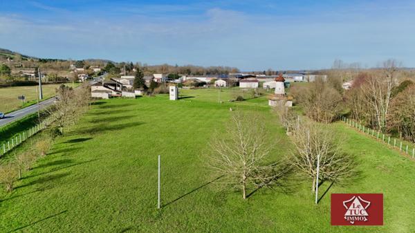 Ensemble immobilier avec terrain clos, maison, grange, garages et moulin Penne-d'Agenais (47140)