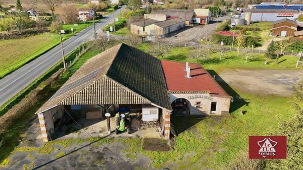 Ensemble immobilier avec terrain clos, maison, grange, garages et moulin Penne-d'Agenais (47140)