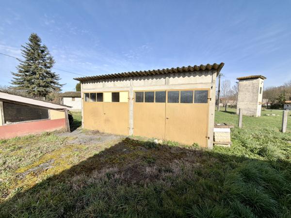 Ensemble immobilier avec terrain clos, maison, grange, garages et moulin Penne-d'Agenais (47140)