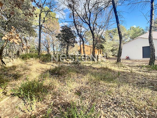 Terrain constructible de 1 595 m² au calme absolu à Pourrières