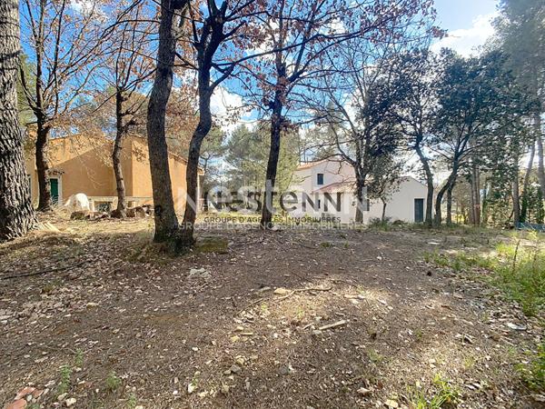 Terrain constructible de 1 595 m² au calme absolu à Pourrières