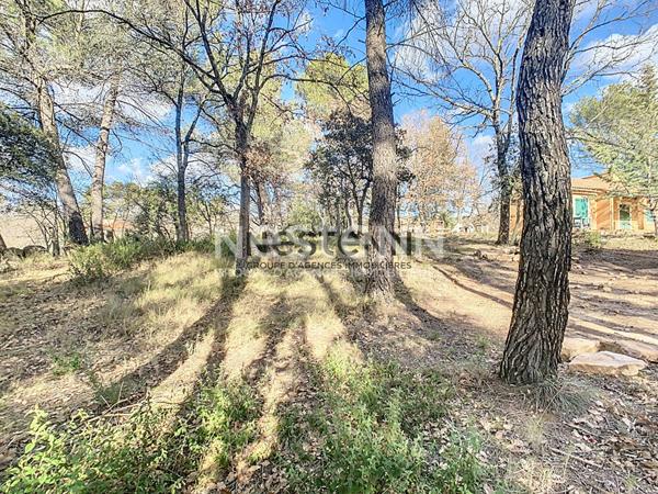 Terrain constructible de 1 595 m² au calme absolu à Pourrières