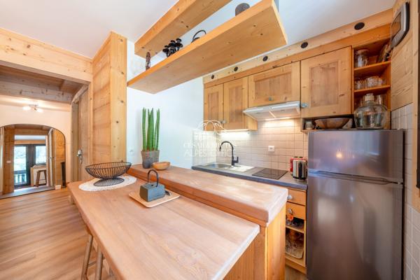 CHAMONIX, secteur Les Praz, appartement 1 pièce + coin nuit, 31 m² au total dont 23 m² habitables, balcon et parking.