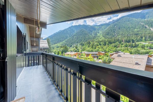 CHAMONIX, secteur Les Praz, appartement 1 pièce + coin nuit, 31 m² au total dont 23 m² habitables, balcon et parking.