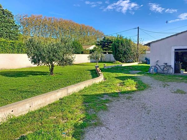 Maison avec grand terrain et piscine – Tresques