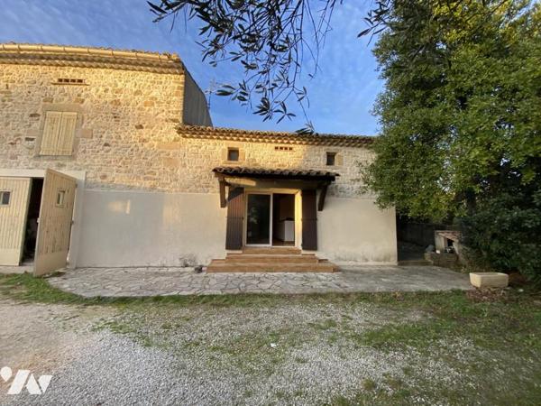   PROCHE  UZES ( 10 km)  PROPRIETE COMPRENANT DEUX UNITES d'HABITATION  et TERRAIN   CONSTRUCTIBLE