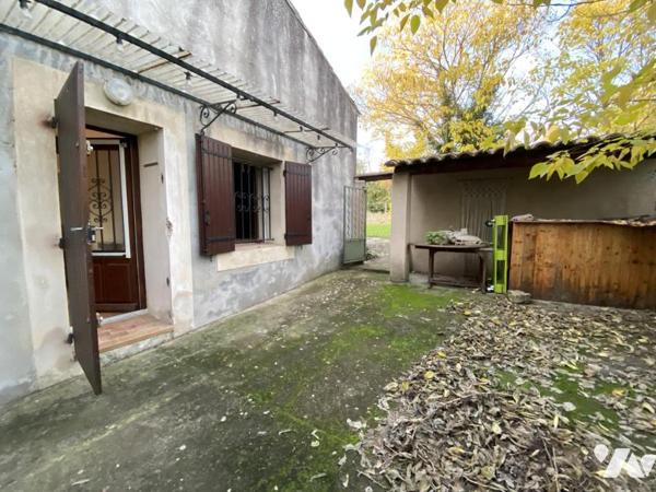   PROCHE  UZES ( 10 km)  PROPRIETE COMPRENANT DEUX UNITES d'HABITATION  et TERRAIN   CONSTRUCTIBLE