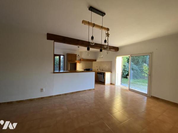   PROCHE  UZES ( 10 km)  PROPRIETE COMPRENANT DEUX UNITES d'HABITATION  et TERRAIN   CONSTRUCTIBLE