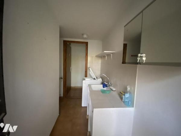   PROCHE  UZES ( 10 km)  PROPRIETE COMPRENANT DEUX UNITES d'HABITATION  et TERRAIN   CONSTRUCTIBLE