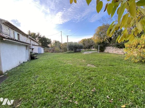   PROCHE  UZES ( 10 km)  PROPRIETE COMPRENANT DEUX UNITES d'HABITATION  et TERRAIN   CONSTRUCTIBLE