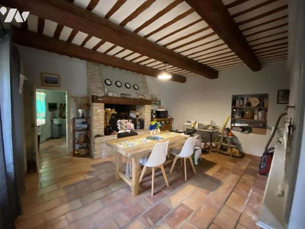   PROCHE  UZES ( 10 km)  PROPRIETE COMPRENANT DEUX UNITES d'HABITATION  et TERRAIN   CONSTRUCTIBLE