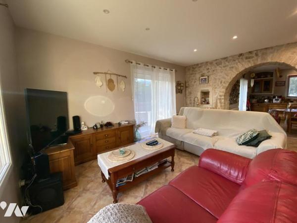   PROCHE  UZES ( 10 km)  PROPRIETE COMPRENANT DEUX UNITES d'HABITATION  et TERRAIN   CONSTRUCTIBLE