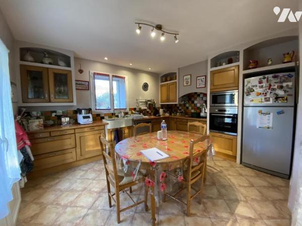   PROCHE  UZES ( 10 km)  PROPRIETE COMPRENANT DEUX UNITES d'HABITATION  et TERRAIN   CONSTRUCTIBLE