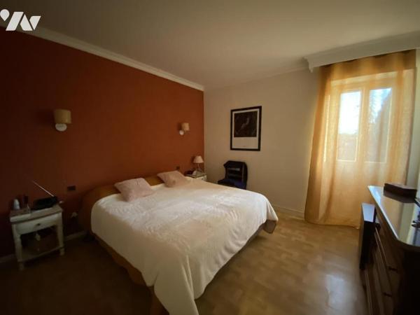   PROCHE  UZES ( 10 km)  PROPRIETE COMPRENANT DEUX UNITES d'HABITATION  et TERRAIN   CONSTRUCTIBLE