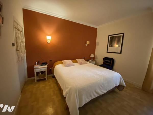   PROCHE  UZES ( 10 km)  PROPRIETE COMPRENANT DEUX UNITES d'HABITATION  et TERRAIN   CONSTRUCTIBLE