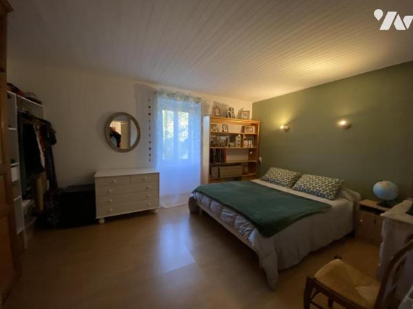   PROCHE  UZES ( 10 km)  PROPRIETE COMPRENANT DEUX UNITES d'HABITATION  et TERRAIN   CONSTRUCTIBLE