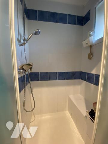   PROCHE  UZES ( 10 km)  PROPRIETE COMPRENANT DEUX UNITES d'HABITATION  et TERRAIN   CONSTRUCTIBLE