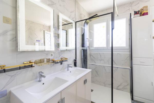 Maison individuelle de plain pied avec piscine