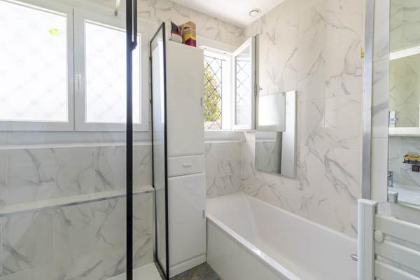 Maison individuelle de plain pied avec piscine