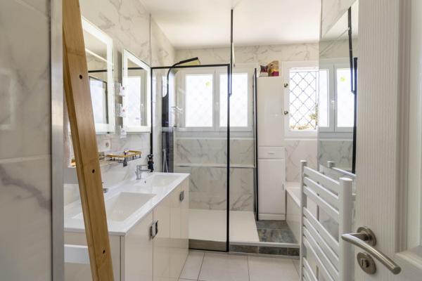 Maison individuelle de plain pied avec piscine