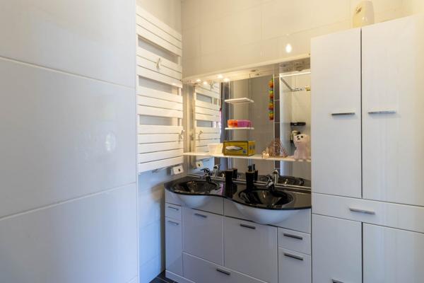 Maison individuelle de plain pied avec piscine