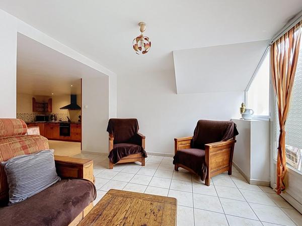 Equeurdreville - Appartement de 109 m² avec cour privative et stationnement