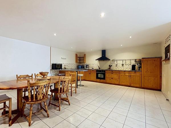 Equeurdreville - Appartement de 109 m² avec cour privative et stationnement
