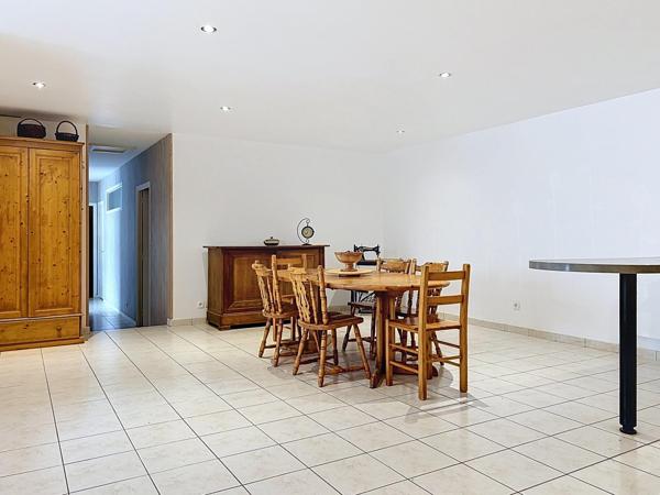 Equeurdreville - Appartement de 109 m² avec cour privative et stationnement