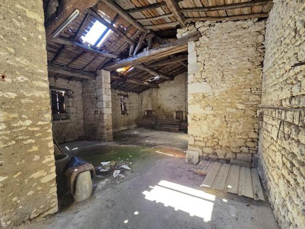 Grange à vendre |                                       Saintes |                                        1 pièce  |  224 m²