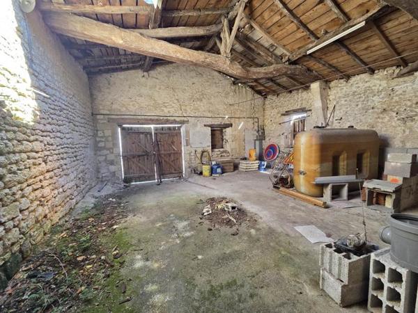 Grange à vendre |                                       Saintes |                                        1 pièce  |  224 m²