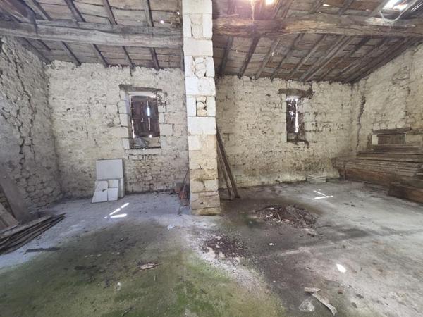 Grange à vendre |                                       Saintes |                                        1 pièce  |  224 m²