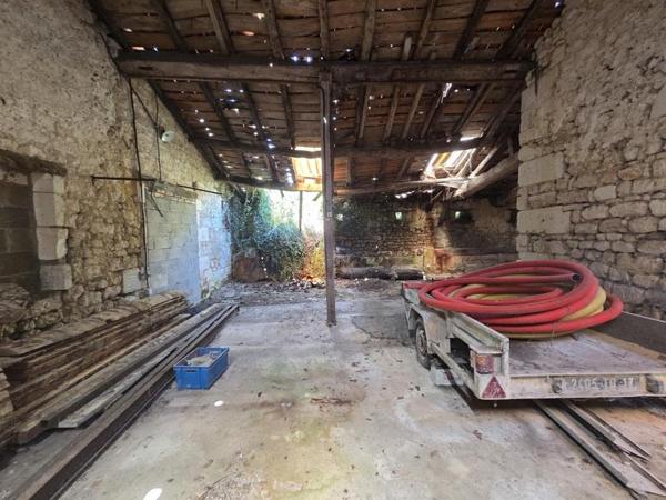 Grange à vendre |                                       Saintes |                                        1 pièce  |  224 m²