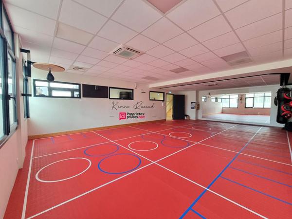 LA ROCHE SUR YON - MURS COMMERCIAUX LIBRES, local 160 m²