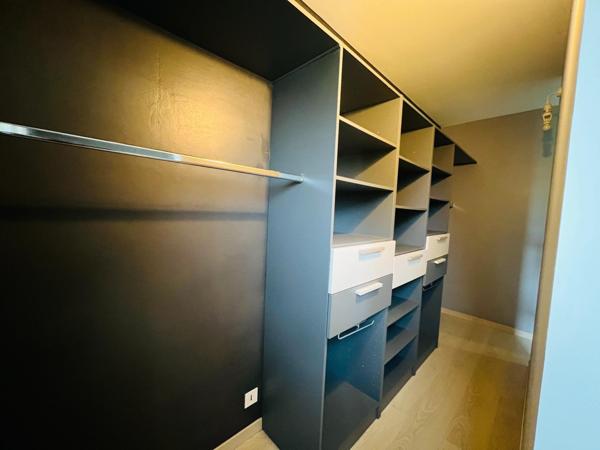 Gare, écoles, commerces.