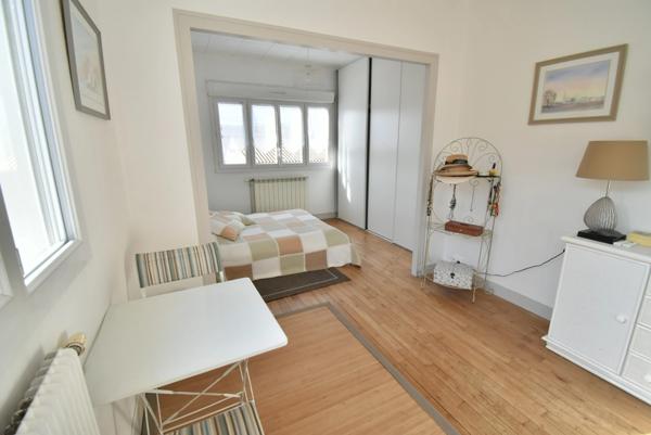 Maison de ville à vendre 6 pièces (167 m2) 4 chambres, 2 s d'eau, 2 WC. 1 Garage et un jardin