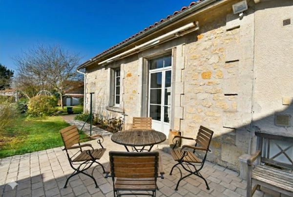 Maison de ville à vendre 6 pièces (167 m2) 4 chambres, 2 s d'eau, 2 WC. 1 Garage et un jardin