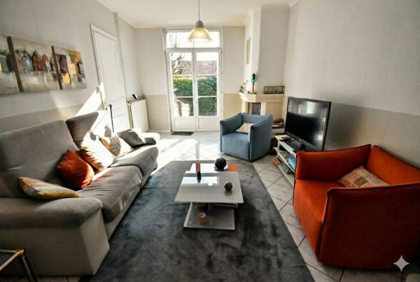 Maison de ville à vendre 6 pièces (167 m2) 4 chambres, 2 s d'eau, 2 WC. 1 Garage et un jardin